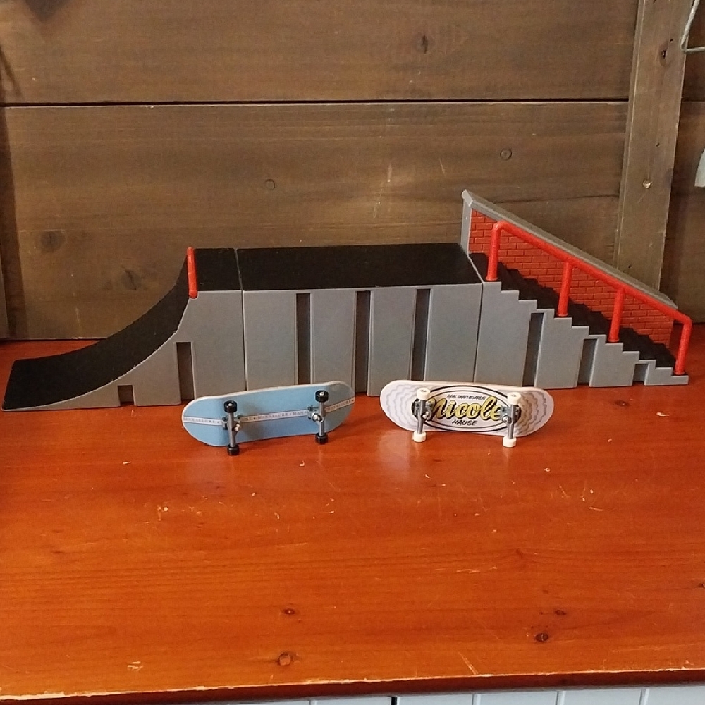 Vintage 2009 Spin Master Mini 3 Piece Skate Park -2 Tech Deck Fingerboards